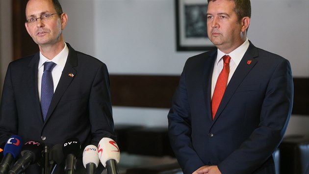 Ministr vnitra Jan Hamek a nmeck velvyslanec v R  na tiskovm briefingu po pletu z Damaku, kde R vyjednala proputn dvou humanitrnch pracovnk, kter zadroval syrsk reim. (9.ervence 2018)