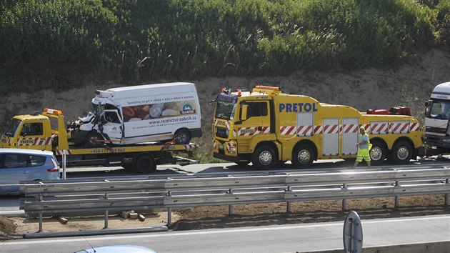 U Velkho Beranova se srazily ti nklaky a jedna dodvka, D1 na Brno stla zhruba hodinu (7. 8. 2018).