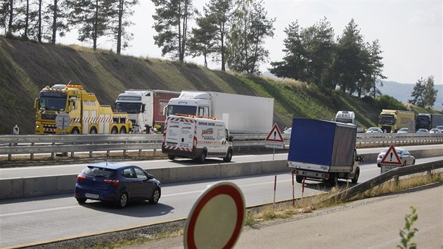 U Velkho Beranova se srazily ti nklaky a jedna dodvka, D1 na Brno stla zhruba hodinu (7. 8. 2018).