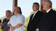 Kandidáti do Senátu Ladislav Jakl (vlevo) a Ivan David (vpravo). Mezi nimi je...