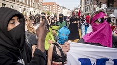 Lidé v Kodani demonstrovali proti zákazu zahalování oblieje. (1. srpna 2018)