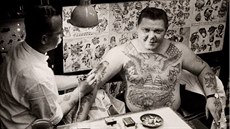 Mu na archivním snímku se nechává tetovat v salonu Tattoo Ole.
