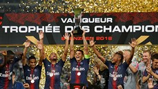 PSG vyhrálo francouzský Superpohár, trofej nad hlavu zdvihl kapitán Thiago...