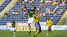 Petr Jiráek (ve lutém) se snaí hlavikovat v zápase s Jabloncem.