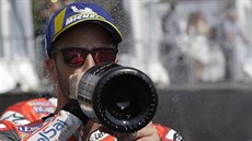 Italský jezdec Andrea Dovizioso slaví vítzství v MotoGP na Velké cen eské...