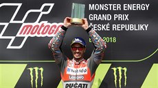 Italský jezdec Andrea Dovizioso slaví vítzství v MotoGP na Velké cen eské...