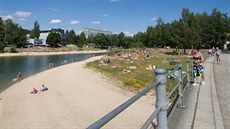 Jablonecká přehrada je největší městskou vodní plochou ve střední Evropě. Nacházejí se tu kurty na plážový volejbal, hřiště, dětské koutky, stánky s občerstvením a několik restaurací.