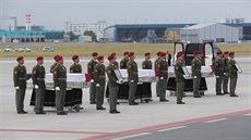 Pietní ceremoniál pi píletu ostatk tí eských voják padlých v Afghánistánu...