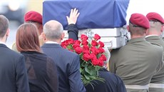 Pietní ceremoniál při příletu ostatků tří českých vojáků padlých v Afghánistánu...