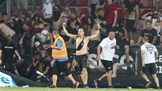 Bhem zápasu se srbským Spartakem Subotica zaátkem srpna vtrhli fanouci praské Sparty po gólu soupee na hit.