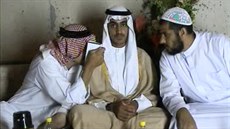Syn Usámy bin Ládina Hamza (uprostřed) na nedatovaném archivním snímku.