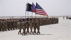 Vojáci se na základn v afghánském Bagrámu rozlouili se temi padlými echy -...