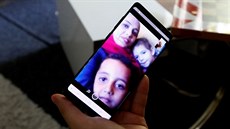 Udaj Alhomsi, Syan ijící v Nmecku, ukazuje na mobilu rodinu (1.8.2018)