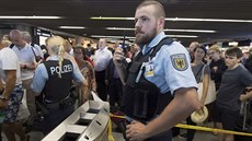 Policista na letiti ve Frankfurtu