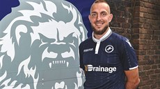 Ji�í Skalák pózuje v dresu Millwallu, kam p�estoupil z Brightonu.