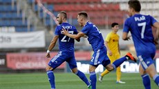 Olomoucký obránce Martin Sladký (vlevo) se raduje z gólu v pohárovém utkání...