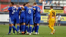 Olomoutí fotbalisté se radují z gólu v pohárovém utkání proti Kajratu Almaty.