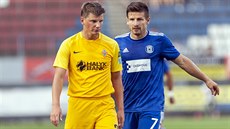 Andrej Aravin (vlevo) z Kajratu Almaty a olomoucký Václav Pila v pohárovém...