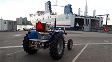 Nadenec brnnského Zetoru Martin Havelka procestoval na traktoru védsko. Jel...