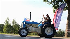 Nadenec brnnského Zetoru Martin Havelka procestoval na traktoru védsko....