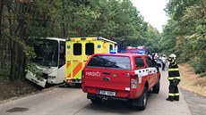 V obci Skorkov na Mladoboleslavsku narazil autobus do stromu. idie záchranái...