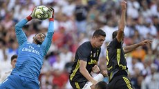 Branká Realu Madrid Keylor Navas likviduje píleitost Juventusu Turín.