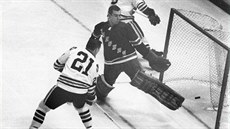 Stan Mikita skóruje v utkání proti New York Rangers.