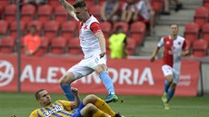 Opavský Jan Schaffartzik brání Jaromíra Zmrhala ze Slavie.