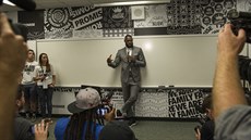 LeBron James hovoří při otevření základní školy, kterou zafinancoval v rodném...