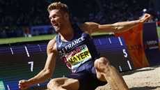 T�i p�e�lapy a z dálky bez bodu. Francouzský desetiboja� Kevin Mayer ve druhé...