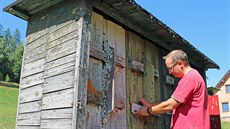 Luká Bílek z Dolních tpanic ukazuje historický velín po ddekovi.