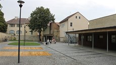 Pevné stánky po stran� tr�nice doplní mobilní na d�ev�ných ro�tech, p�ibyly...