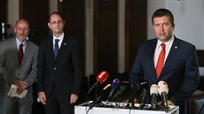 Ministr vnitra Jan Hamáek a nmecký velvyslanec v R  na tiskovém briefingu po...