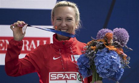 Eva Vrabcov-Nvltov pzuje s bronzovou medail, kterou ukoistila v maratonu...