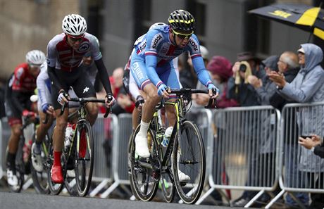 eský cyklista Josef erný (vpravo) na trati silniního závodu ME v Glasgow