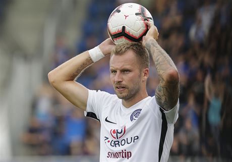 Michal Kadlec ze Slovcka se ujmul autovho vhazovn v zpase s Olomouc.