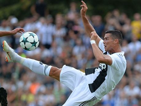 Cristiano Ronaldo si akrobaticky zpracovává mí v prvním zápase za Juventus.