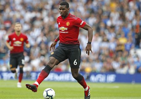 Paul Pogba z Manchesteru United pracuje s míem v zápase s Brightonem.