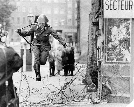 Východonmecký policista Conrad Schumann prchá do Západního Berlína. (15. srpna 1961)