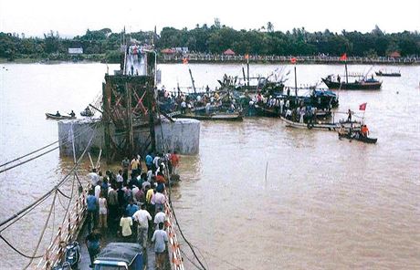 Pd mostu si v Damnu v Indii vydal v srpnu 2003 ptadvacet lidskch ivot.