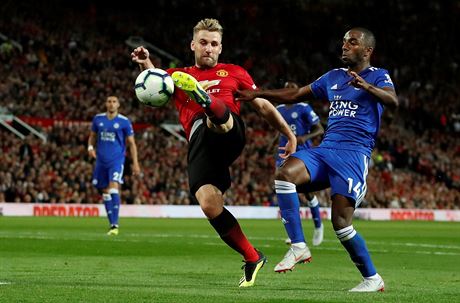 Luke Shaw z Manchesteru United (vlevo) skóruje v utkání proti Leicesteru.