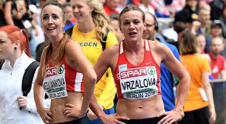 Simona Vrzalová (vpravo) a Diana Mezuliáníková po rozbhu na 1500 metr na ME.