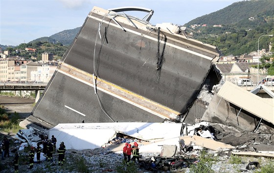 Trosky zříceného mostu v italském Janově (14. srpna 2018)