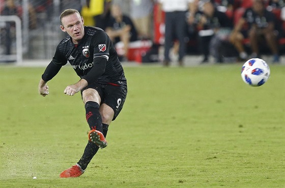 Wayne Rooney z D.C. United skóruje z pímého kopu v utkání s Portlandem.