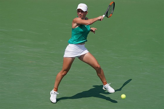 Simona Halepová se na turnaji v Cincinnati s gustem opírá do míku.