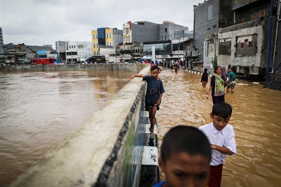 Povodně v indonéské Jakartě jsou stále častější. (8. února 2018)