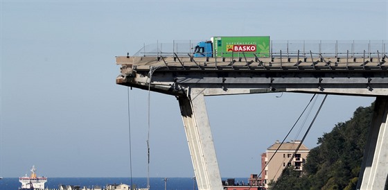 Trosky zíceného mostu v italském Janov. idii zeleného kamionu supermarketu...