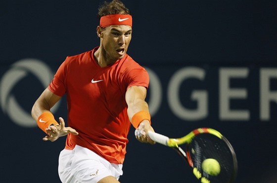 Španělský tenista Rafael Nadal dobíhá k forhendu ve čtvrtfinále turnaje v...