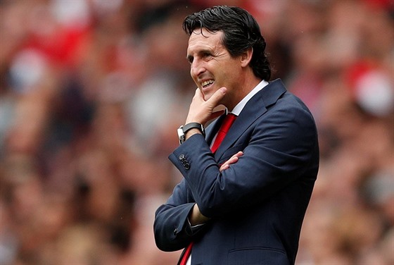 Nový trenér fotbalist Arsenalu Unai Emery utrápen sleduje výkon svých...