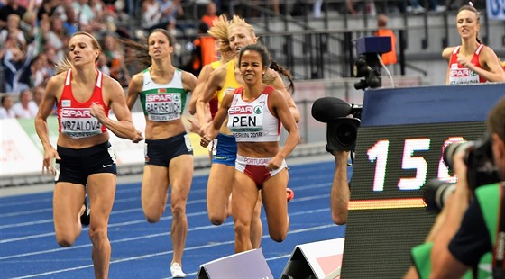 Česká běžkyně Simona Vrzalová (vlevo) finišuje v závodě na 1500 metrů na ME v...